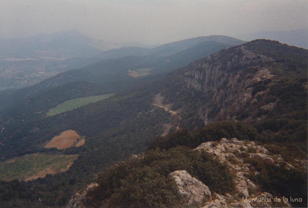 Sierra del Menetjador hacia el este desde la cima con el resto del Carrascal de Alcoy y a la izquierda la Sierra de Ondoches